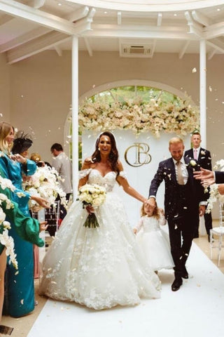 Elegantes vestidos de novia sin mangas con escote barco y corte en A con encaje