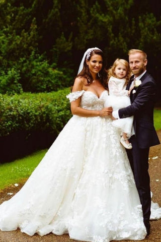 Elegantes vestidos de novia sin mangas con escote barco y corte en A con encaje