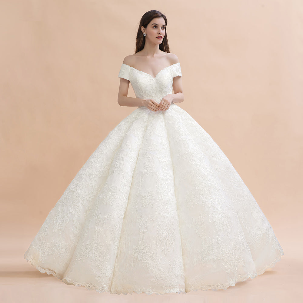 Vestido de novia elegante con hombros descubiertos y apliques de encaje blanco 