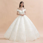 Vestido de novia elegante con hombros descubiertos y apliques de encaje blanco 