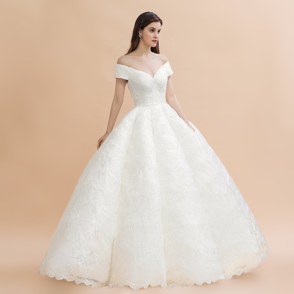 Vestido de novia elegante con hombros descubiertos y apliques de encaje blanco 