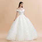 Vestido de novia elegante con hombros descubiertos y apliques de encaje blanco 