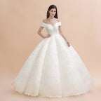 Vestido de novia elegante con hombros descubiertos y apliques de encaje blanco 
