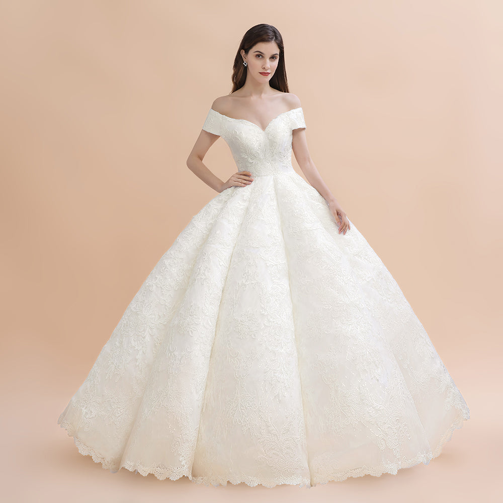 Vestido de novia elegante con hombros descubiertos y apliques de encaje blanco 