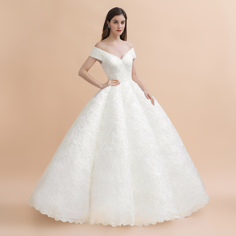 Vestido de novia elegante con hombros descubiertos y apliques de encaje blanco 