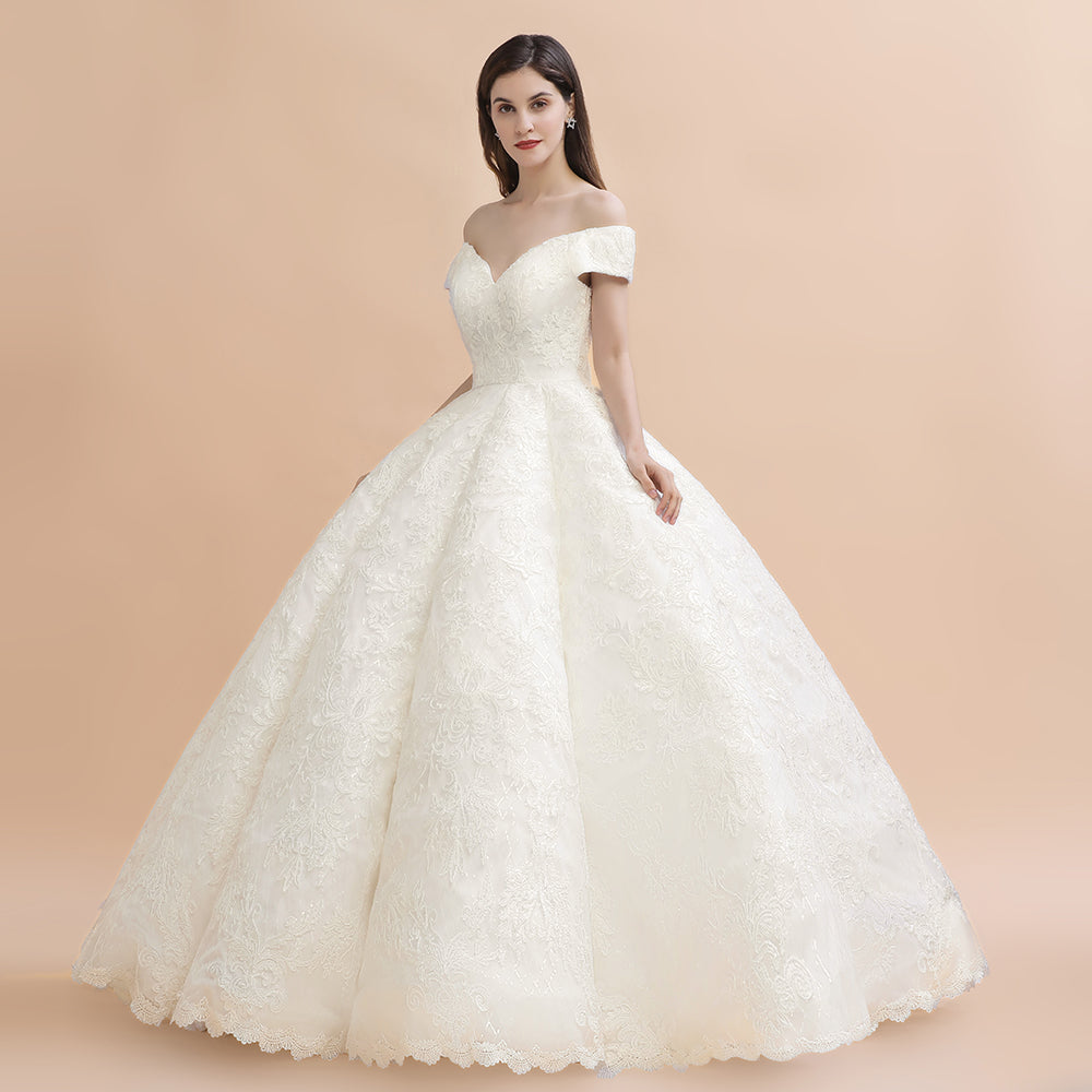 Vestido de novia elegante con hombros descubiertos y apliques de encaje blanco 