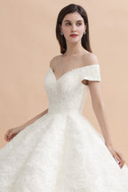 Vestido de novia elegante con hombros descubiertos y apliques de encaje blanco 