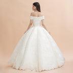 Vestido de novia elegante con hombros descubiertos y apliques de encaje blanco 
