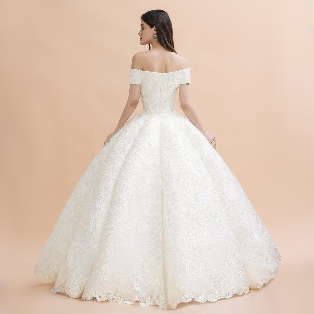 Vestido de novia elegante con hombros descubiertos y apliques de encaje blanco 