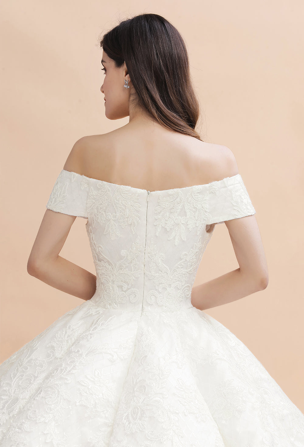 Vestido de novia elegante con hombros descubiertos y apliques de encaje blanco 