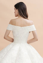 Vestido de novia elegante con hombros descubiertos y apliques de encaje blanco 