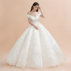 Vestido de novia elegante con hombros descubiertos y apliques de encaje blanco 
