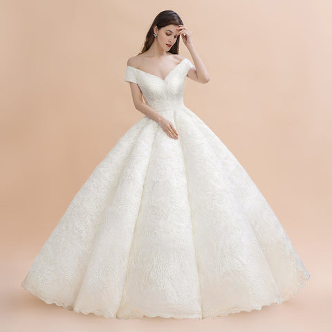 Vestido de novia elegante con hombros descubiertos y apliques de encaje blanco 