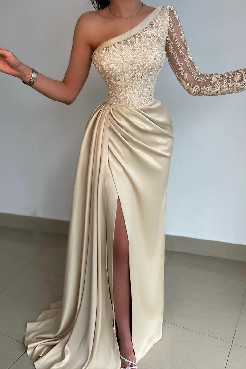 Robe de bal élégante asymétrique en satin à manches longues et dentelle, fendue, ornée d'une fente et d'une épaule dénudée.