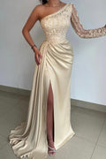 Robe de bal élégante asymétrique en satin à manches longues et dentelle, fendue, ornée d'une fente et d'une épaule dénudée.