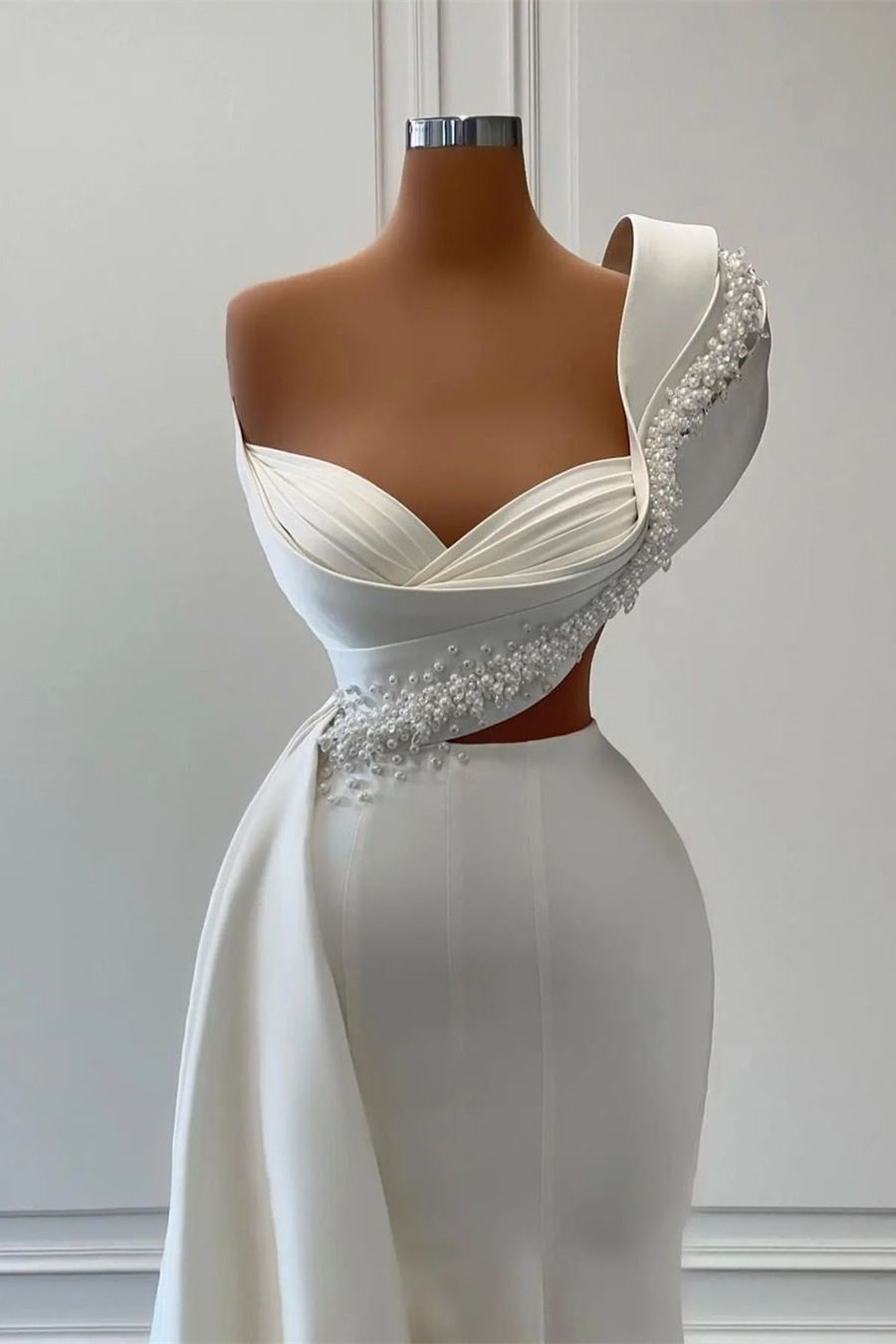 Robe de mariée élégante à une épaule, décolleté en cœur, sans manches, coupe trapèze, ornée de perles