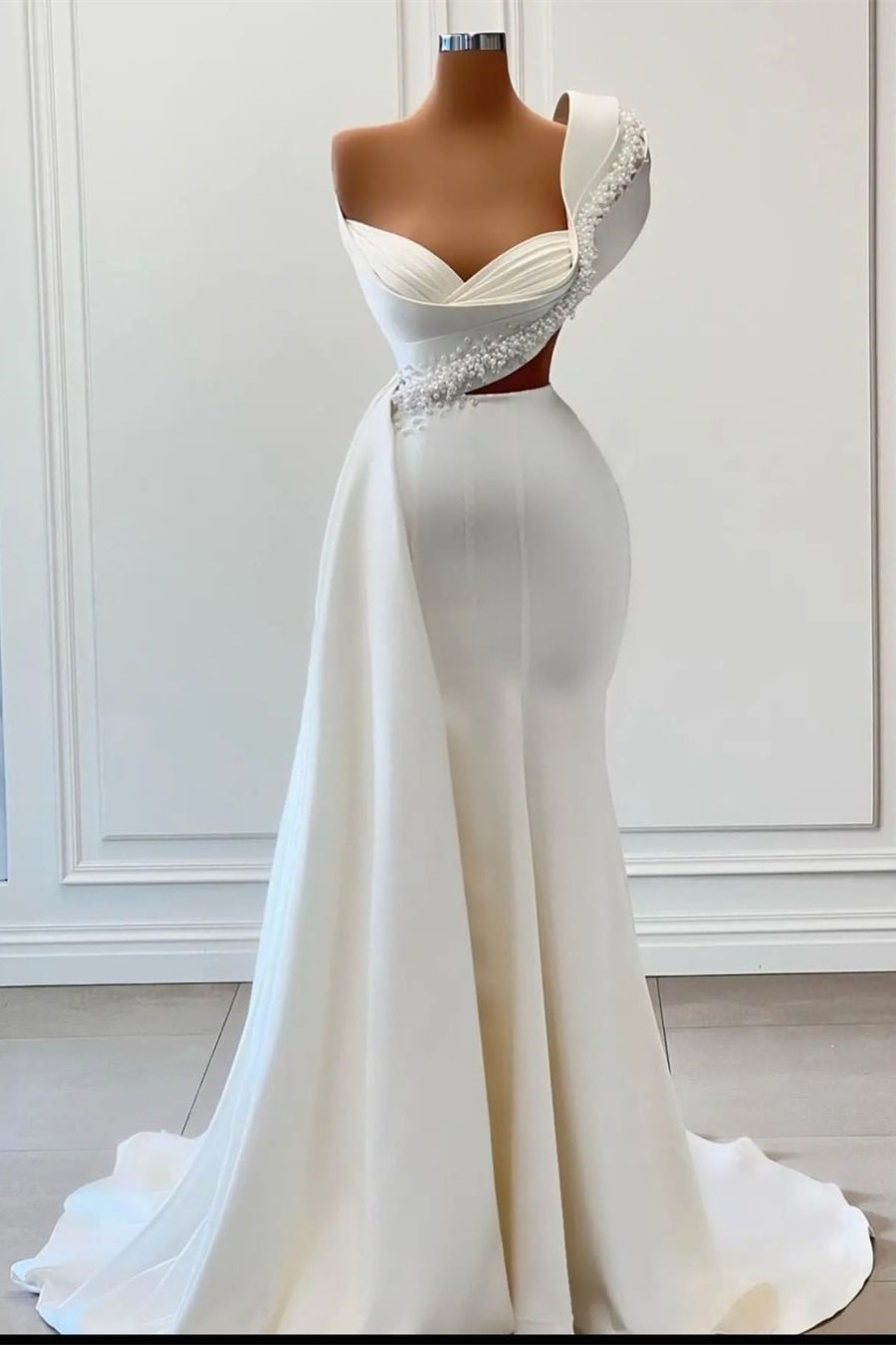 Robe de mariée élégante à une épaule, décolleté en cœur, sans manches, coupe trapèze, ornée de perles