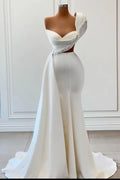 Robe de mariée élégante à une épaule, décolleté en cœur, sans manches, coupe trapèze, ornée de perles