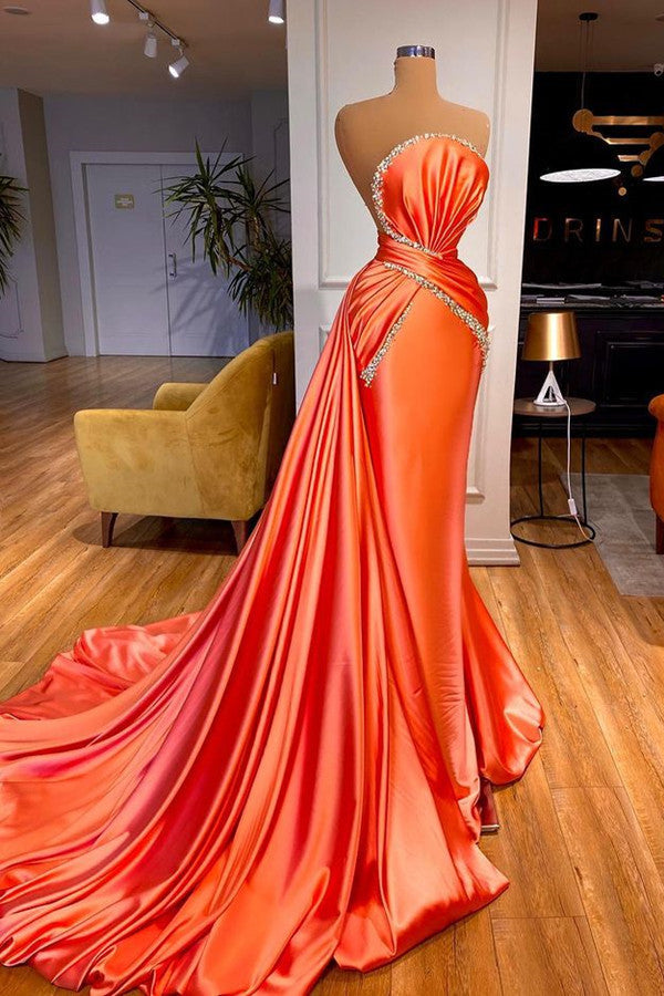 Elegante vestido de sirena naranja con cristales y cola desmontable para baile de graduación.