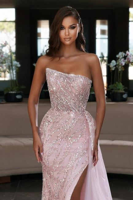 Elegante vestido largo de sirena rosa con lentejuelas, sin mangas y corte sirena, con abertura.
