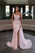 Elegante vestido largo de sirena rosa con lentejuelas, sin mangas y corte sirena, con abertura.