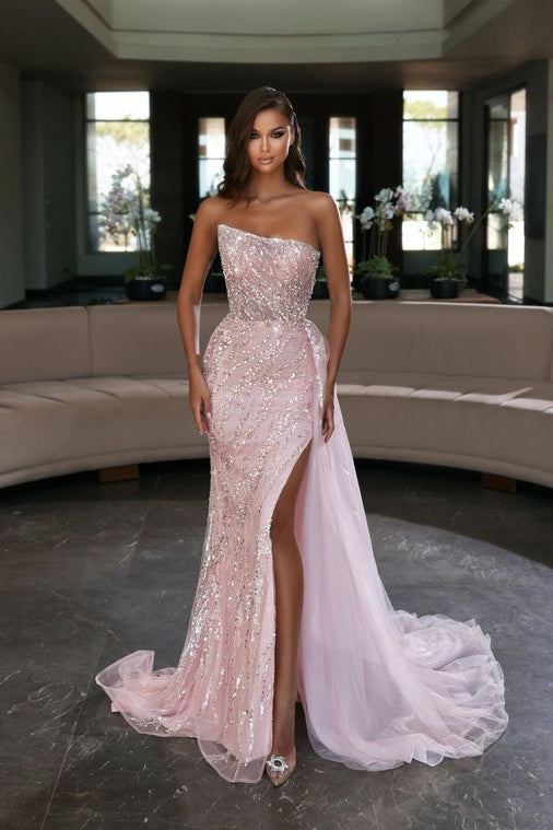 Elegante vestido largo de sirena rosa con lentejuelas, sin mangas y corte sirena, con abertura.