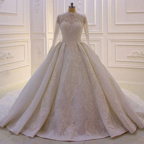 Elegante vestido de novia de corte princesa, línea A, cuello alto, encaje, lentejuelas y mangas largas.