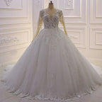 Elegante vestido de novia de corte princesa, corte A, tul, escote en V, encaje y mangas largas.