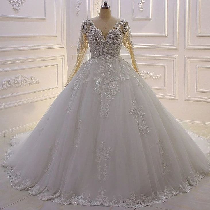 Elegante vestido de novia de corte princesa, corte A, tul, escote en V, encaje y mangas largas.