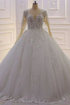 Elegante vestido de novia de corte princesa, corte A, tul, escote en V, encaje y mangas largas.