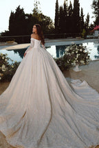 Robe de mariée élégante de princesse, coupe trapèze, épaules dénudées et manches longues