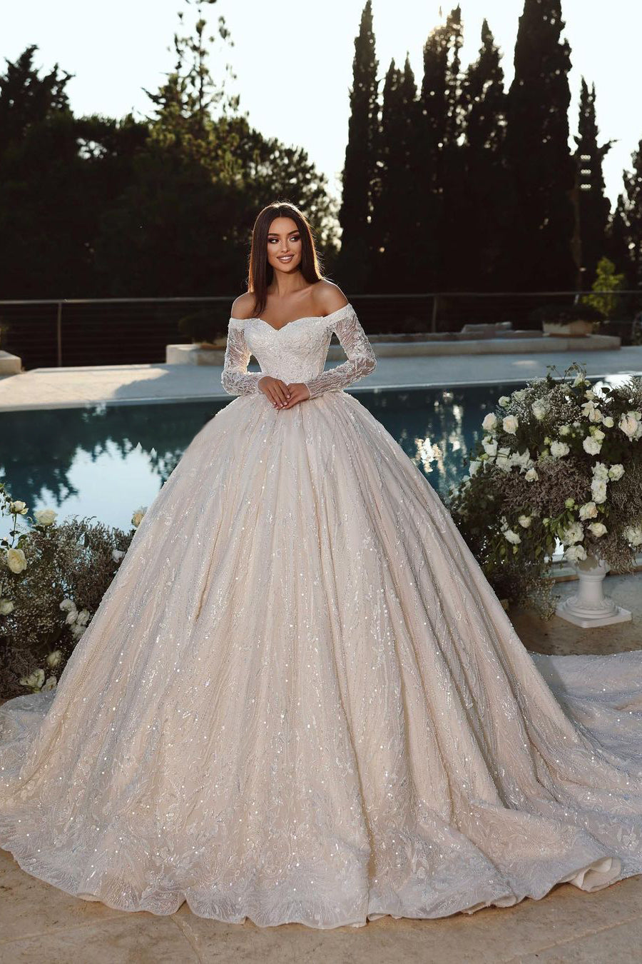 Robe de mariée élégante de princesse, coupe trapèze, épaules dénudées et manches longues