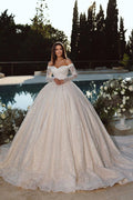 Robe de mariée élégante de princesse, coupe trapèze, épaules dénudées et manches longues