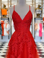 Elegante vestido rojo largo de corte A con escote en V, tul y encaje, ideal para graduación o baile de fin de curso.