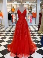 Elegante vestido rojo largo de corte A con escote en V, tul y encaje, ideal para graduación o baile de fin de curso.