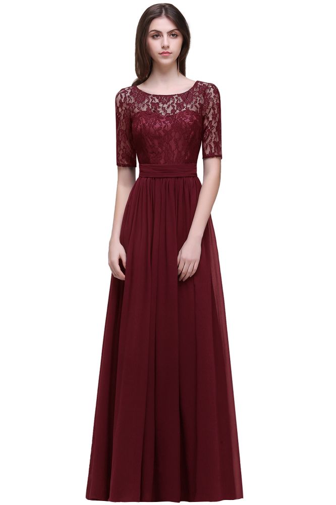 Robe de bal élégante en mousseline de soie à décolleté rond et coupe trapèze, ornée de dentelle.