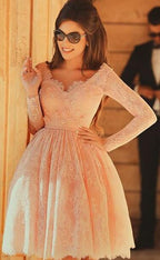 Robe de bal courte élégante en dentelle à col en V et manches