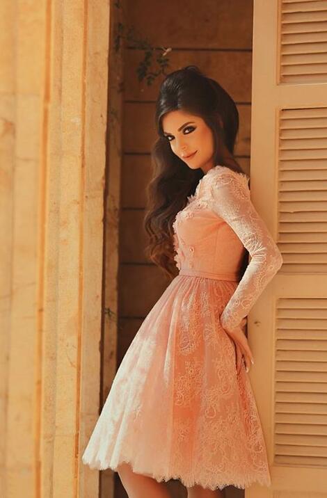 Robe de bal courte élégante en dentelle à col en V et manches