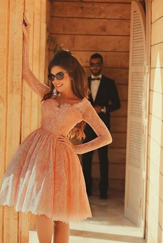 Elegante vestido corto de fiesta de encaje con escote en V, corte en A y mangas.