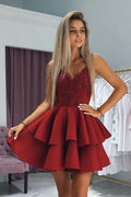 Robe de bal élégante courte en satin bordeaux à col V et coupe trapèze