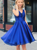 Robes de bal élégantes courtes en satin bleu royal à col V et coupe trapèze