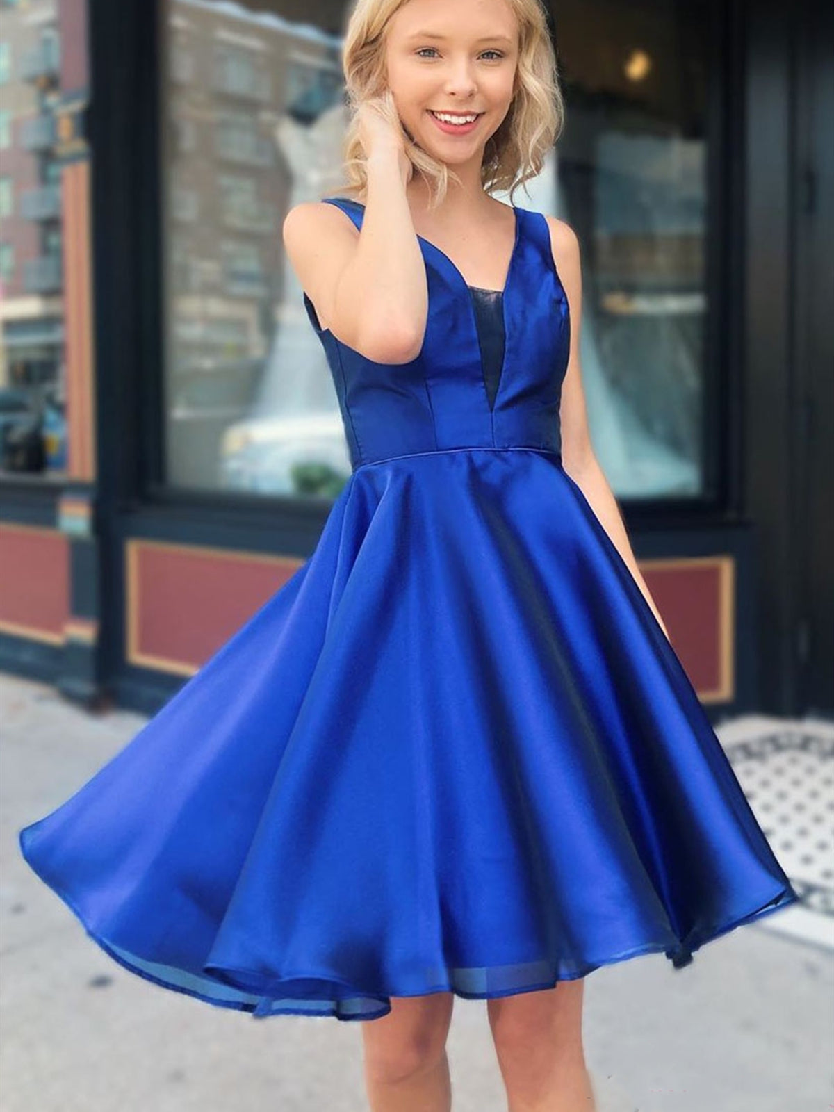 Robes de bal élégantes courtes en satin bleu royal à col V et coupe trapèze