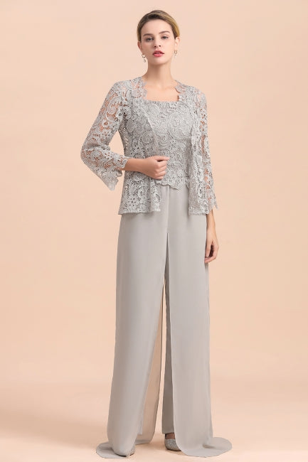 Combinaison élégante en mousseline de soie avec haut en dentelle argentée et paréo, idéale pour la mère de la mariée (disponible en ligne).