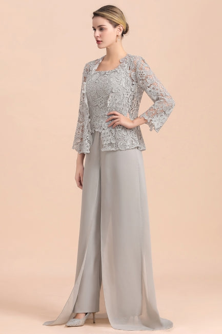Combinaison élégante en mousseline de soie avec haut en dentelle argentée et paréo, idéale pour la mère de la mariée (disponible en ligne).