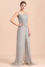 Combinaison élégante en mousseline de soie avec haut en dentelle argentée et paréo, idéale pour la mère de la mariée (disponible en ligne).