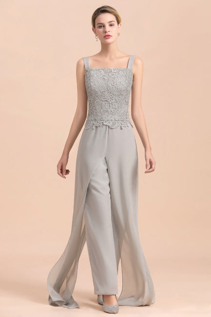 Combinaison élégante en mousseline de soie avec haut en dentelle argentée et paréo, idéale pour la mère de la mariée (disponible en ligne).