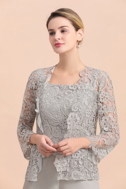Combinaison élégante en mousseline de soie avec haut en dentelle argentée et paréo, idéale pour la mère de la mariée (disponible en ligne).