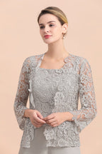 Combinaison élégante en mousseline de soie avec haut en dentelle argentée et paréo, idéale pour la mère de la mariée (disponible en ligne).