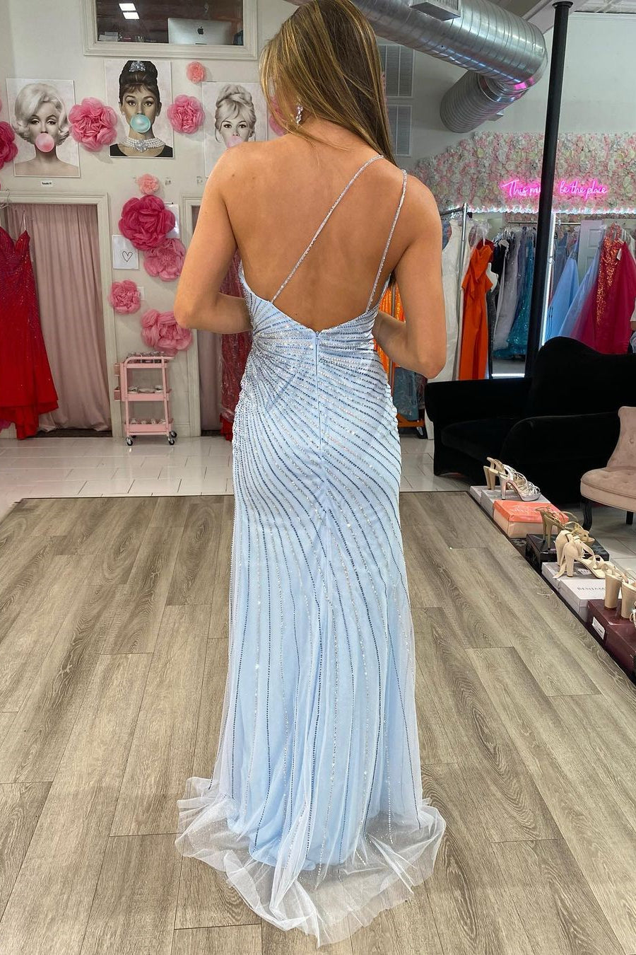 Robe de bal élégante bleu ciel à sequins, bretelles spaghetti, dos nu et fente.