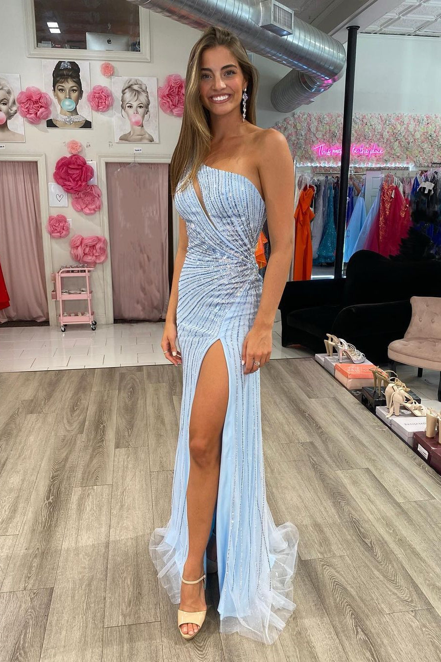 Robe de bal élégante bleu ciel à sequins, bretelles spaghetti, dos nu et fente.